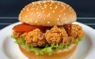 如何制作美味的炸鸡汉堡？