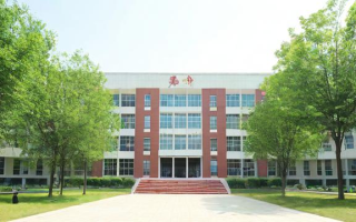 四十四高中的教育质量和社会声誉如何？