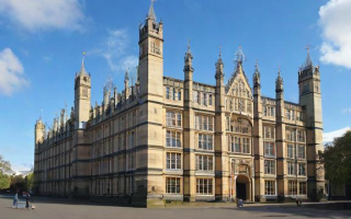 英国会计金融研究生课程有哪些优势？职业发展路径如何？