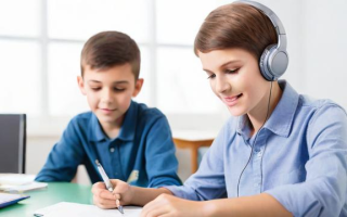 如何有效地录制和分发听写材料给学生？