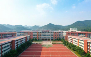 南漳第二高中的教学质量和校园环境如何？