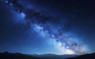 如何从普通人成为艺人？踏上星途的成长指南