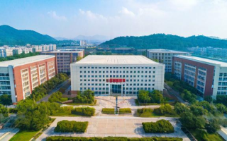 永春三中是福建省重点中学，创办于1942年，位于永春县蓬壶镇寨心尾山麓。这所学校在教学设施、师资力量等方面都有一定的优势。那么，永春三中的教学质量究竟如何呢？