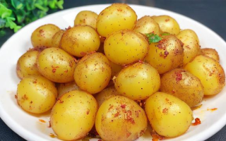 如何制作美味的炕土豆？
