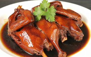 如何烹饪美味的酱鸭？