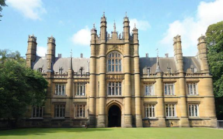 研究生阶段选择英国艺术留学，有哪些独特优势与挑战？