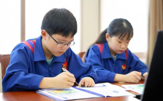 直白型，- 研究生贫困补助条件究竟有哪些具体要求？，- 研究生贫困补助条件的具体内容是啥？，强调重点型，- 关于研究生贫困补助条件，关键要素是哪些？，- 研究生贫困补助条件里，核心标准是什么？