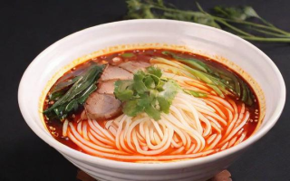 过桥米线怎么吃（过桥米线怎么吃是自己倒进去吗）