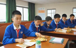 信都中学的吃住条件究竟如何？