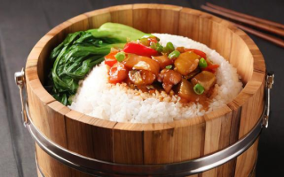 如何制作美味的木桶饭？