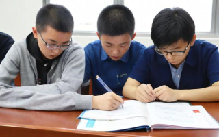 直白询问型，- 考研报名缴费究竟该如何操作呢？，- 考研报名时缴费的具体方式是啥呀？，强调重点型，- 考研报名缴费，有哪些关键步骤要注意？，- 考研报名缴费，流程中的关键要点在哪？，引发好奇型，- 考研报名缴费，藏着哪些不为人知的门道？，- 考研报名缴费，背后有啥需知晓的玄机？