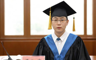如何通过人物生涯访谈来深入了解研究生的成长历程与挑战？