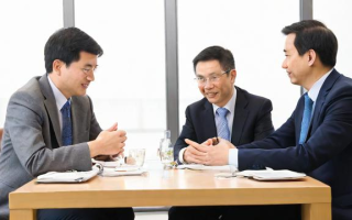 如何根据图解指南与领导共进晚餐时选择合适的座位？
