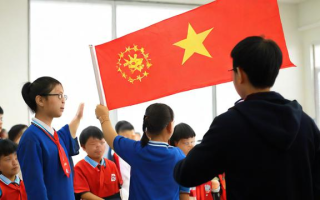 中学送老师锦旗，这种做法怎么样？
