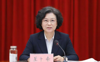 牟成梅校长的领导风格和管理成效如何？