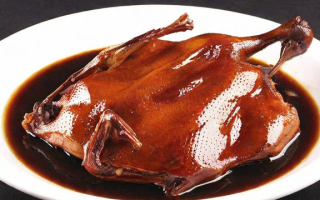 如何制作美味的酱板鸭？