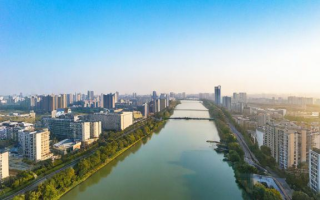 镇江发展态势如何，在经济、城市建设等方面有哪些突出表现与挑战？
