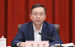 冯京研究生如何成为学术与社会贡献的双重典范？