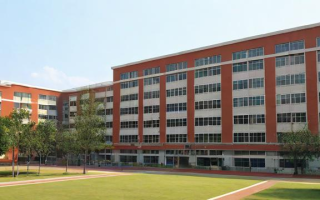 信芳学校初中的教学质量和校园环境如何？
