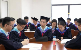 如何通过图片展示研究生组会的学术氛围与互动情况？