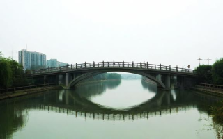 桥课文中的桥究竟是怎样的一座桥？