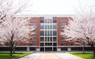 南春中学的教学质量和校园环境如何？