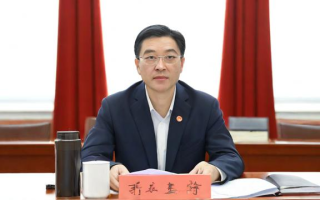 实验中学毛校长的领导风格与成就如何？