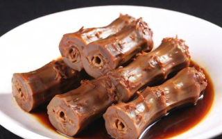 如何制作美味的卤鸭脖？