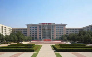 如何查询学校的办学资质与历史沿革？