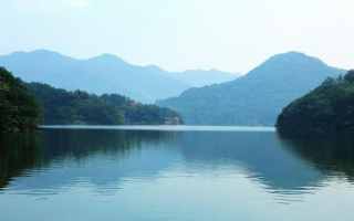 潋滟一词究竟如何形容湖面的美景？
