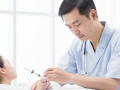 针灸推拿研究生课程如何融合传统医学与现代研究？