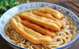 如何制作油条面？掌握这些技巧让你轻松做出美味油条！