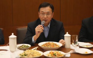 如何在饭局中得体地交流与表达？