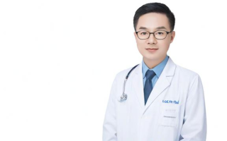 如何有效地查找医生的资质和背景信息？