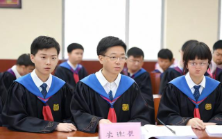 研究生班级的人数通常是多少人？