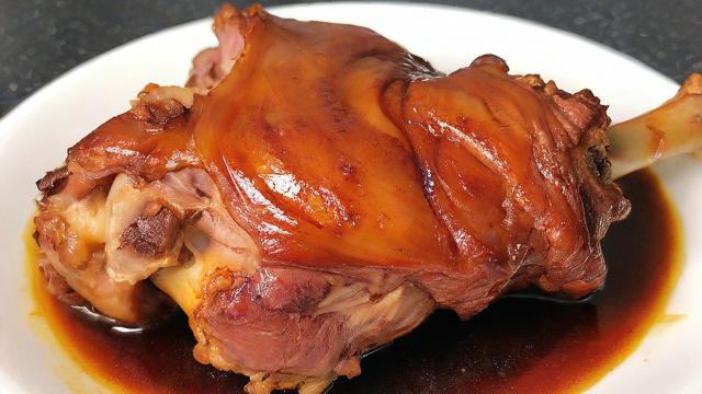 如何制作美味的烤羊腿？-第1张图片-益智教育网