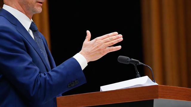 演讲时手怎么放，演讲时，如何恰当地放置双手以增强表达效果？-第1张图片-益智教育网