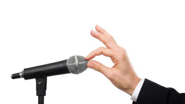演讲时手怎么放，演讲时，如何恰当地放置双手以增强表达效果？-第2张图片-益智教育网
