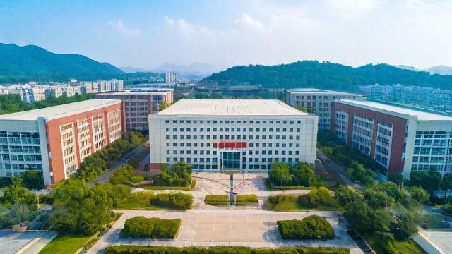永春三中是福建省重点中学,创办于1942年,位于永春县蓬壶镇寨心尾山麓。这所学校在教学设施、师资力量等方面都有一定的优势。那么,永春三中的教学质量究竟如何呢?-第1张图片-益智教育网 永春三中是福建省重点中学,创办于1942年,位于永春县蓬壶镇寨心尾山麓。这所学校在教学设施、师资力量等方面都有一定的优势。那么,永春三中的教学质量究竟如何呢?-第1张图片-益智教育网