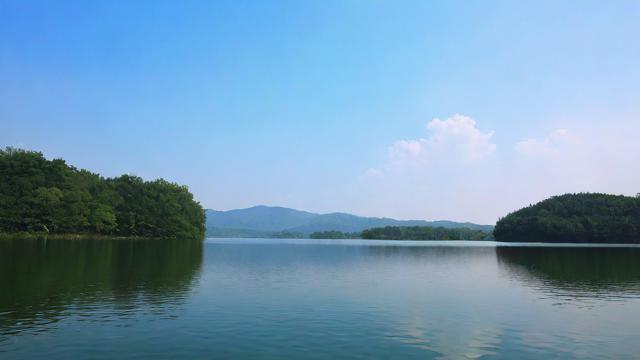 潋滟一词究竟如何形容湖面的美景?-第2张图片-益智教育网 潋滟一词究竟如何形容湖面的美景?-第2张图片-益智教育网