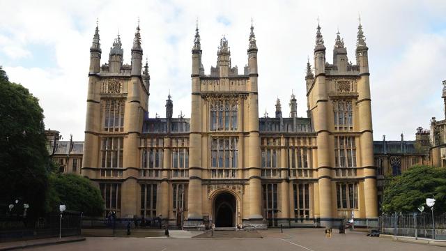 英国一年制研究生项目,快速提升学历的高效选择还是教育质量的妥协?-第3张图片-益智教育网 英国一年制研究生项目,快速提升学历的高效选择还是教育质量的妥协?-第3张图片-益智教育网